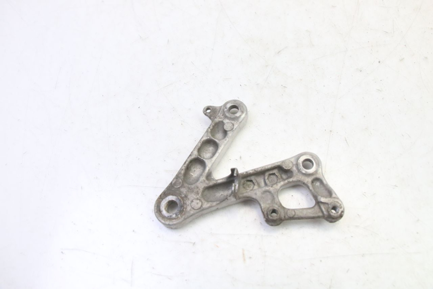 photo de SUPORTE DO DESCANSO DE PÉ DIANTEIRO DIREITO HONDA CBR RR FIREBLADE 900 (1992 - 1994) - Outro ângulo de visão
