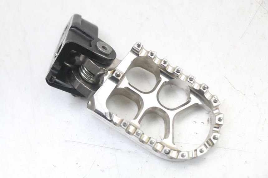 photo de SUPORTE DO DESCANSO DE PÉ DIANTEIRO DIREITO HONDA CRF R 250 (2020 - 2021) - Vista principal