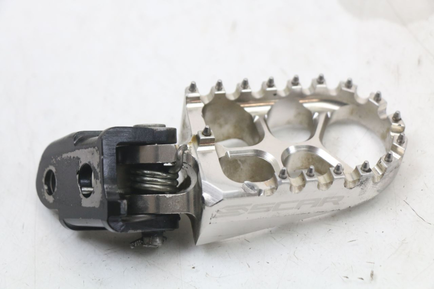 photo de SUPORTE DO DESCANSO DE PÉ DIANTEIRO DIREITO HONDA CRF R 250 (2020 - 2021) - Detalhe da peça