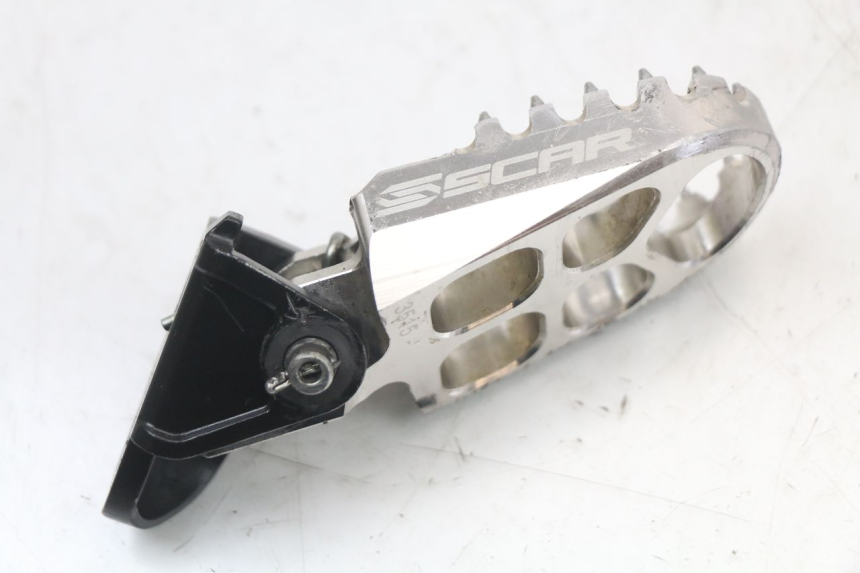 photo de SUPORTE DO DESCANSO DE PÉ DIANTEIRO DIREITO HONDA CRF R 250 (2020 - 2021) - Zoom do estado de desgaste
