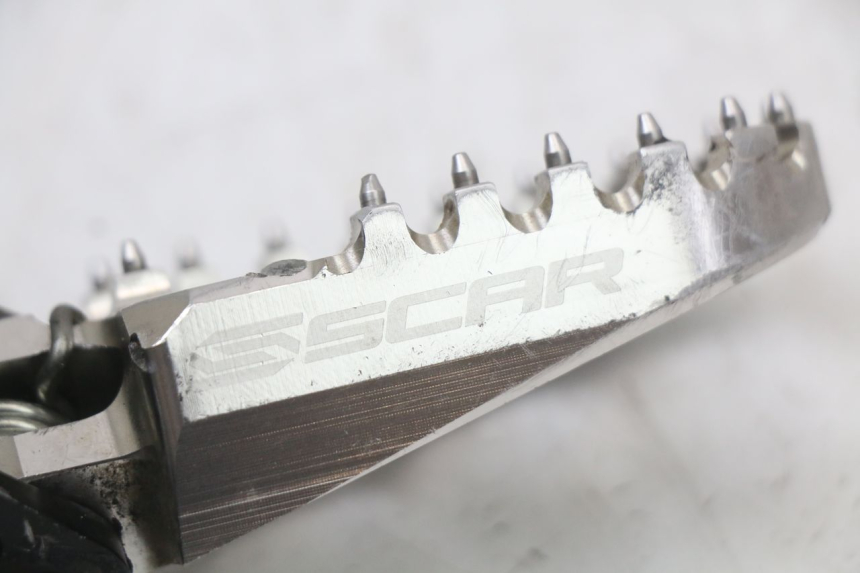 photo de SUPORTE DO DESCANSO DE PÉ DIANTEIRO DIREITO HONDA CRF R 250 (2020 - 2021) - Outro ângulo de visão