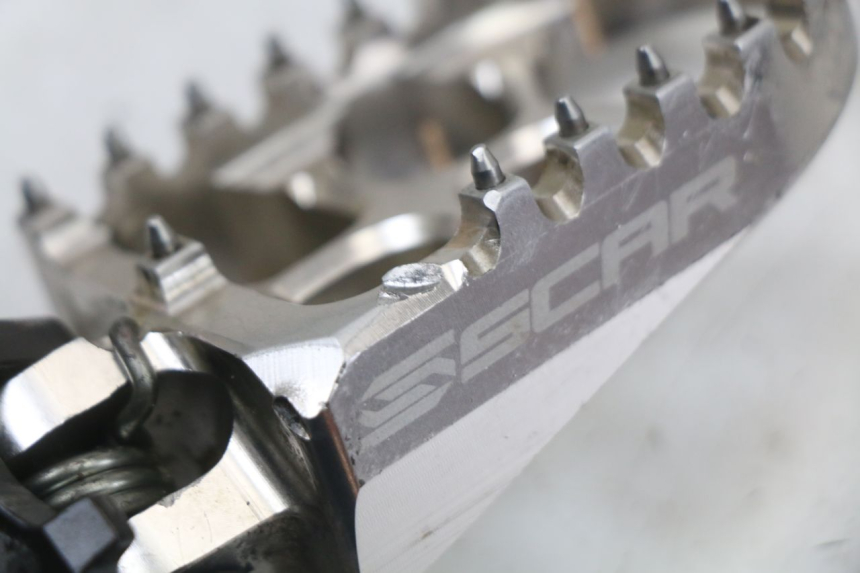 photo de SUPORTE DO DESCANSO DE PÉ DIANTEIRO DIREITO HONDA CRF R 250 (2020 - 2021) - Ampliação técnica