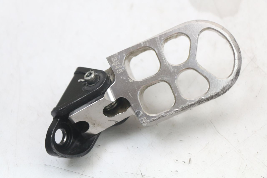 photo de SUPORTE DO DESCANSO DE PÉ DIANTEIRO DIREITO HONDA CRF R 250 (2020 - 2021) - Estado da superfície