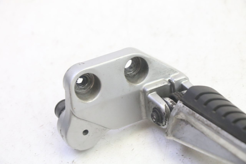 photo de SUPORTE DO DESCANSO DE PÉ DIANTEIRO DIREITO SUZUKI DL V STROM 1000 (2002 - 2007) - Detalhe da peça