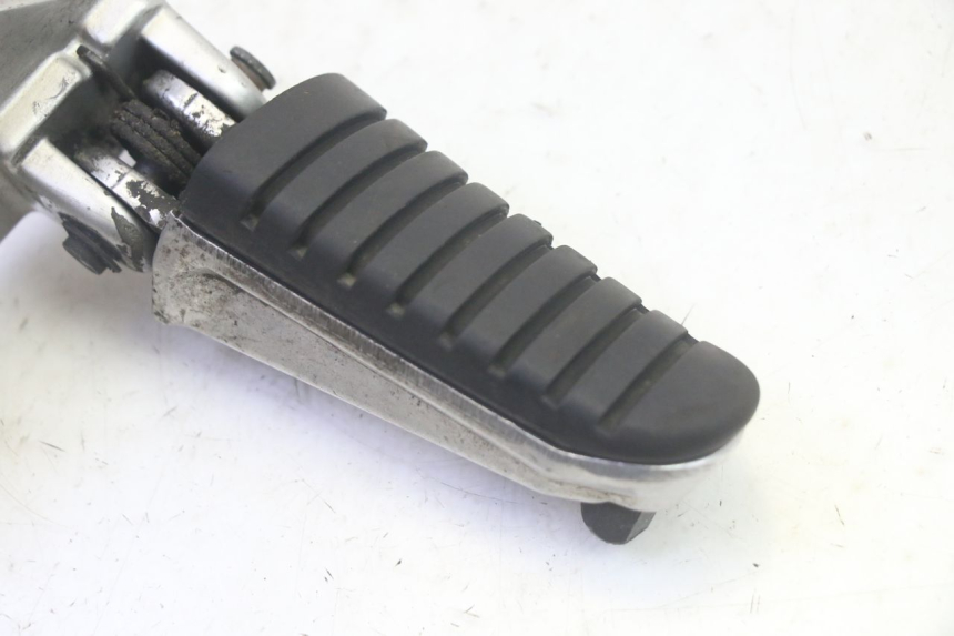 photo de SUPORTE DO DESCANSO DE PÉ DIANTEIRO DIREITO SUZUKI DL V STROM 1000 (2002 - 2007) - Zoom do estado de desgaste