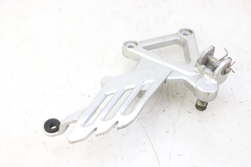 photo de SUPORTE DO DESCANSO DE PÉ DIANTEIRO DIREITO STAHO FH 50 (2018 - 2019) - Detalhe da peça