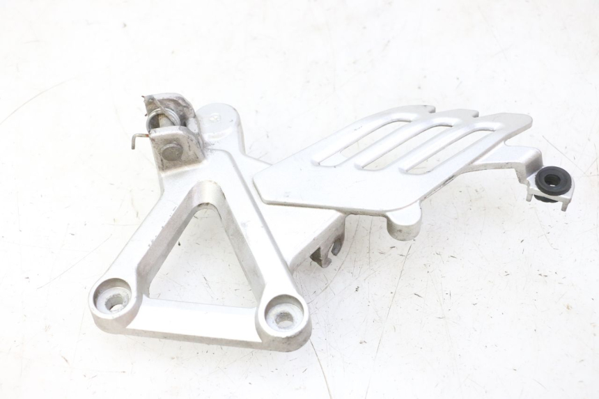 photo de SUPORTE DO DESCANSO DE PÉ DIANTEIRO DIREITO STAHO FH 50 (2018 - 2019) - Ampliação técnica