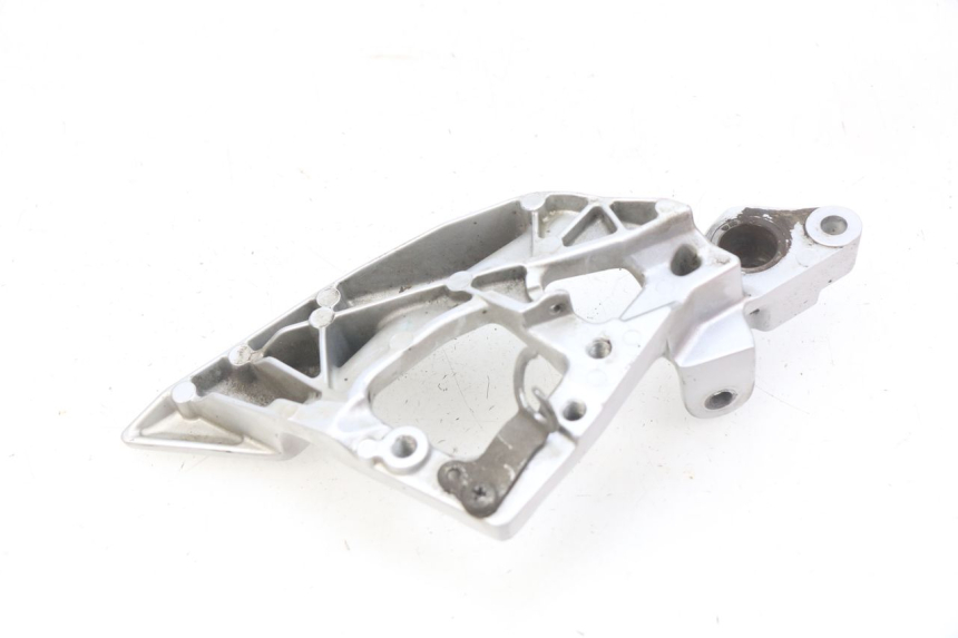 photo de SUPORTE DO DESCANSO DE PÉ DIANTEIRO DIREITO YAMAHA FJR ABS 1300 (2016 - 2020) - Detalhe da peça