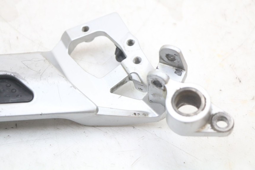 photo de SUPORTE DO DESCANSO DE PÉ DIANTEIRO DIREITO YAMAHA FJR ABS 1300 (2006 - 2012) - Vista geral