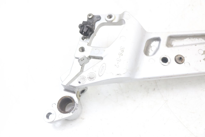 photo de SUPORTE DO DESCANSO DE PÉ DIANTEIRO DIREITO YAMAHA FJR ABS 1300 (2006 - 2012) - Marcações e referências