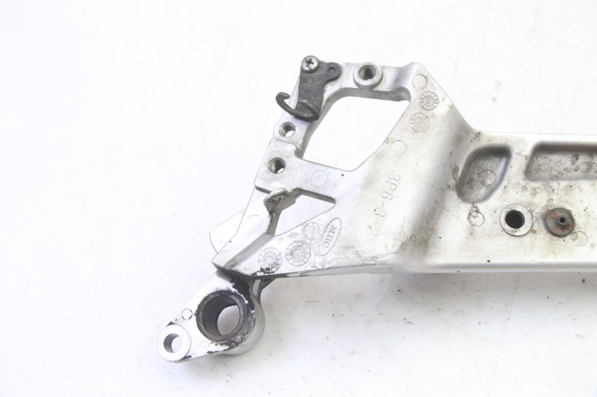 photo de SUPORTE DO DESCANSO DE PÉ DIANTEIRO DIREITO YAMAHA FJR ABS 1300 (2006 - 2012) - Estado da superfície