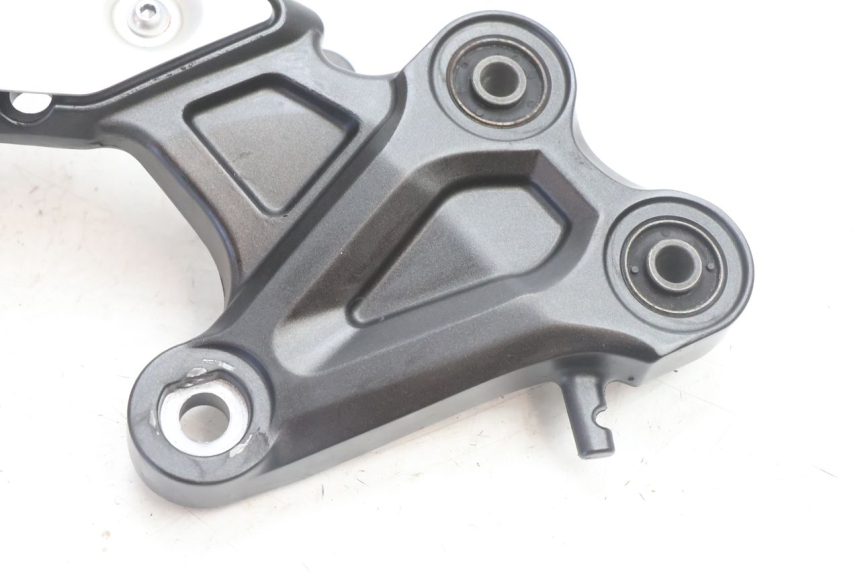photo de SUPORTE DO DESCANSO DE PÉ DIANTEIRO DIREITO YAMAHA FZ8 800 (2010 - 2016) - Outro ângulo de visão