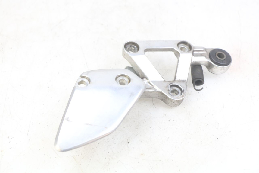 photo de SUPORTE DO DESCANSO DE PÉ DIANTEIRO DIREITO YAMAHA FZS FAZER 600 (1998 - 2001) - Detalhe da peça