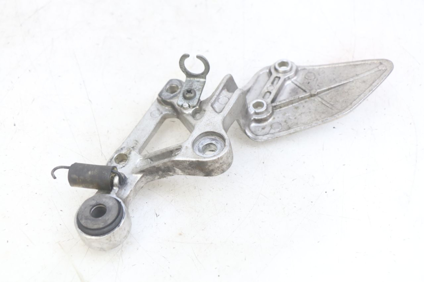 photo de SUPORTE DO DESCANSO DE PÉ DIANTEIRO DIREITO YAMAHA FZS FAZER 600 (1998 - 2001) - Outro ângulo de visão