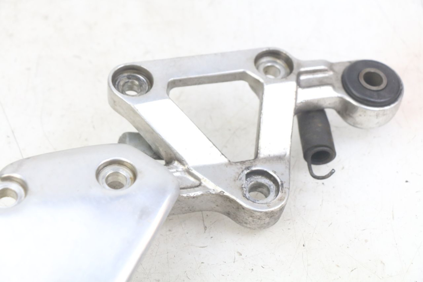 photo de SUPORTE DO DESCANSO DE PÉ DIANTEIRO DIREITO YAMAHA FZS FAZER 600 (1998 - 2001) - Vista geral