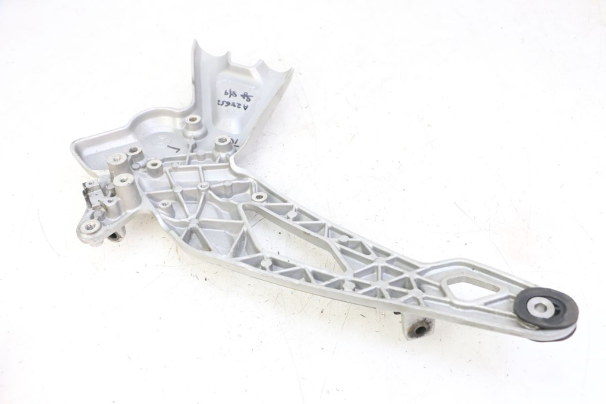 photo de SUPORTE DO DESCANSO DE PÉ DIANTEIRO DIREITO BMW G310 R 310 (2016 - 2020) - Outro ângulo de visão