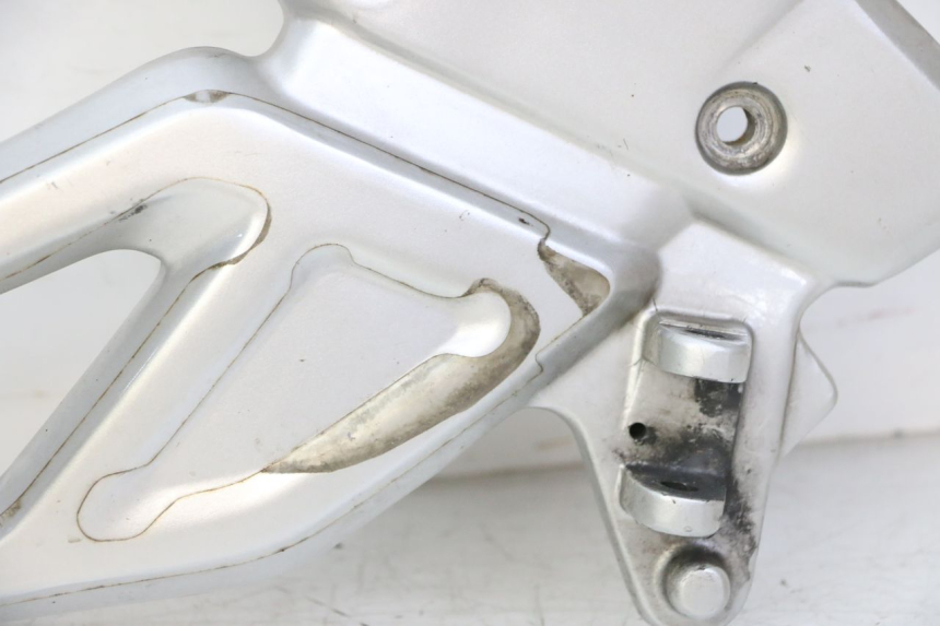photo de SUPORTE DO DESCANSO DE PÉ DIANTEIRO DIREITO BMW G310 R 310 (2016 - 2020) - Estado da superfície