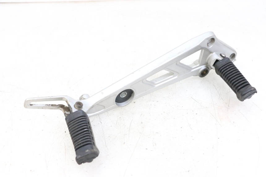 photo de SUPORTE DO DESCANSO DE PÉ DIANTEIRO DIREITO HYOSUNG GF 125 (2001 - 2005) - Vista principal