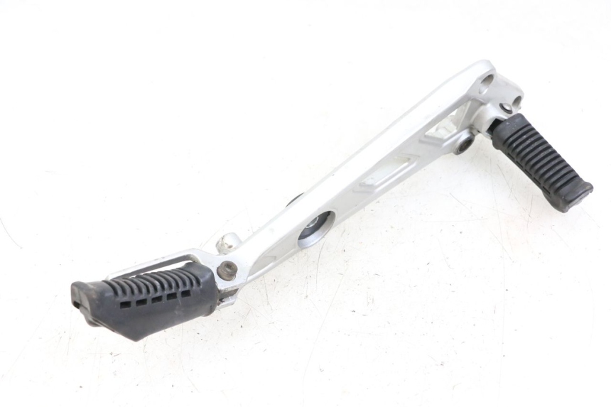 photo de SUPORTE DO DESCANSO DE PÉ DIANTEIRO DIREITO HYOSUNG GF 125 (2001 - 2005) - Detalhe da peça