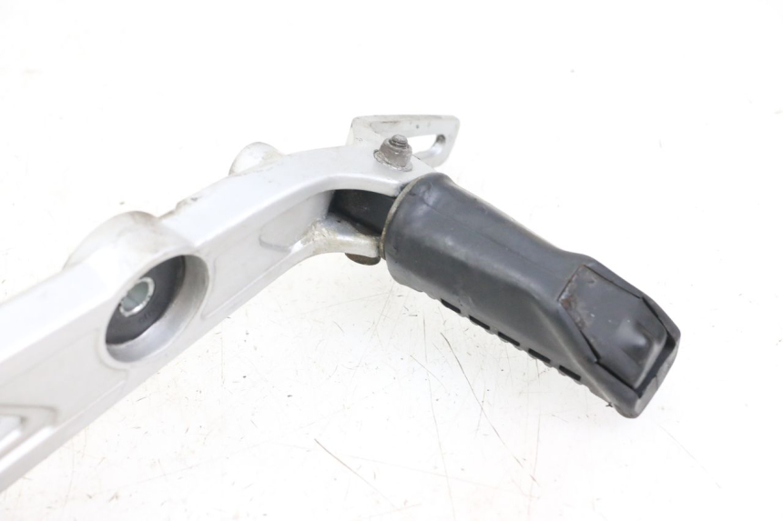 photo de SUPORTE DO DESCANSO DE PÉ DIANTEIRO DIREITO HYOSUNG GF 125 (2001 - 2005) - Zoom do estado de desgaste