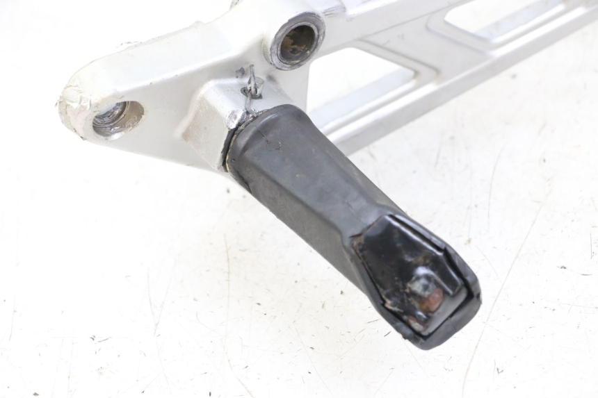 photo de SUPORTE DO DESCANSO DE PÉ DIANTEIRO DIREITO HYOSUNG GF 125 (2001 - 2005) - Outro ângulo de visão