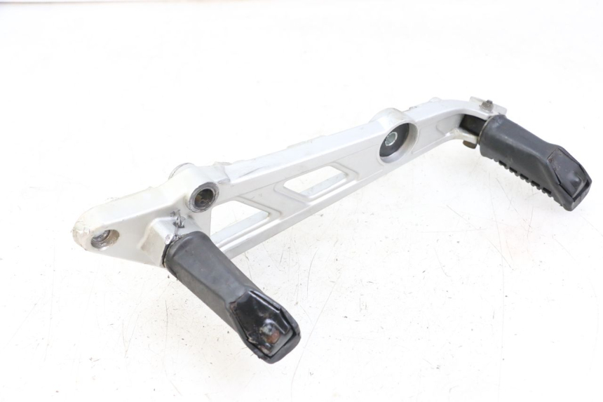 photo de SUPORTE DO DESCANSO DE PÉ DIANTEIRO DIREITO HYOSUNG GF 125 (2001 - 2005) - Ampliação técnica