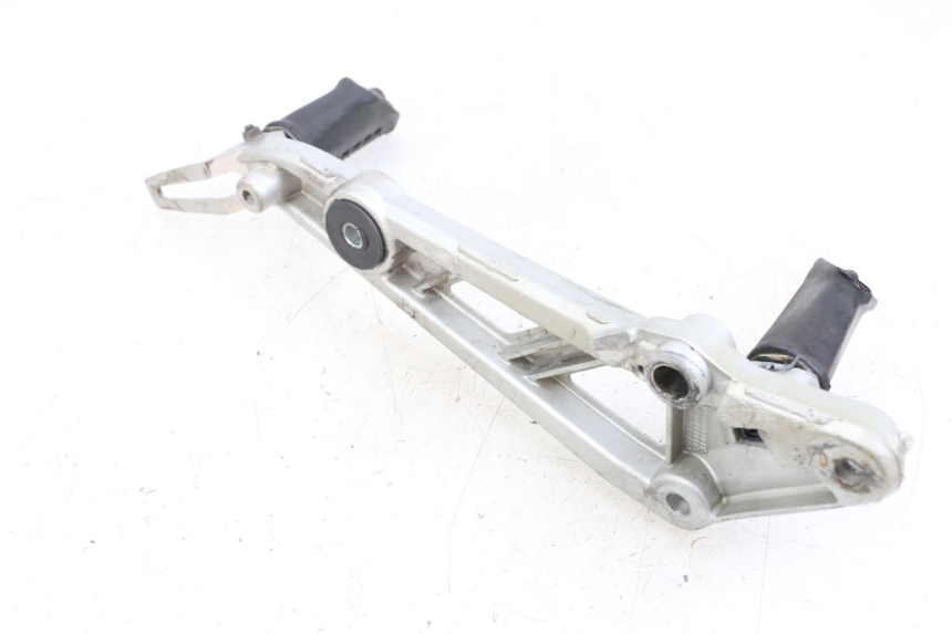 photo de SUPORTE DO DESCANSO DE PÉ DIANTEIRO DIREITO HYOSUNG GF 125 (2001 - 2005) - Vista geral