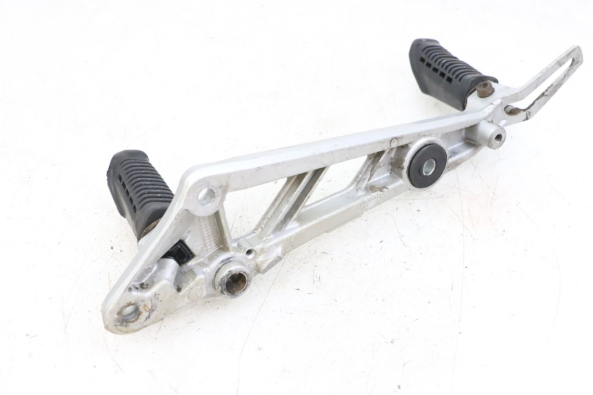 photo de SUPORTE DO DESCANSO DE PÉ DIANTEIRO DIREITO HYOSUNG GF 125 (2001 - 2005) - Pontos de fixação