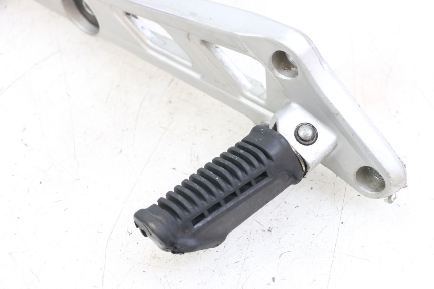 photo de SUPORTE DO DESCANSO DE PÉ DIANTEIRO DIREITO HYOSUNG GF 125 (2001 - 2005) - Estado da superfície
