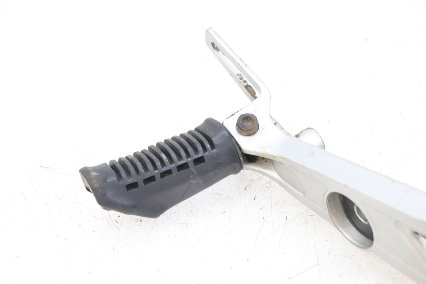 photo de SUPORTE DO DESCANSO DE PÉ DIANTEIRO DIREITO HYOSUNG GF 125 (2001 - 2005) - Peça verificada