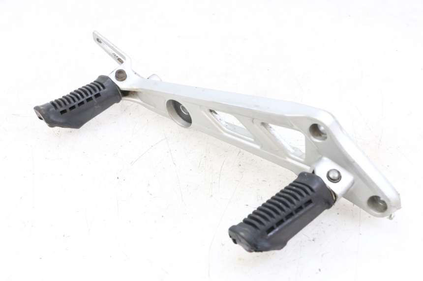 photo de SUPORTE DO DESCANSO DE PÉ DIANTEIRO DIREITO HYOSUNG GF 125 (2001 - 2005) - Marcações e referências
