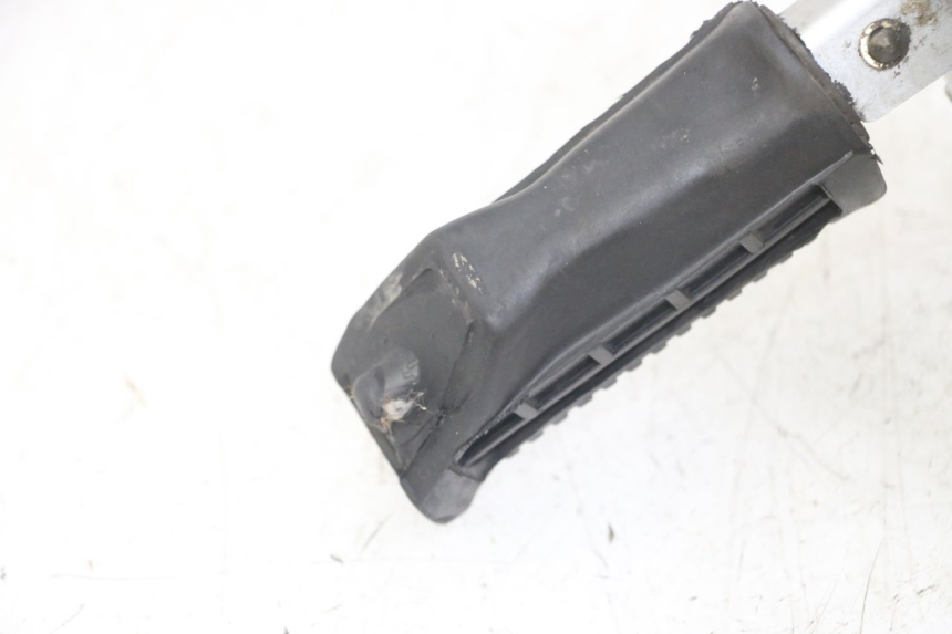photo de SUPORTE DO DESCANSO DE PÉ DIANTEIRO DIREITO SUZUKI GS GSE 500 (2001 - 2003) - Zoom do estado de desgaste
