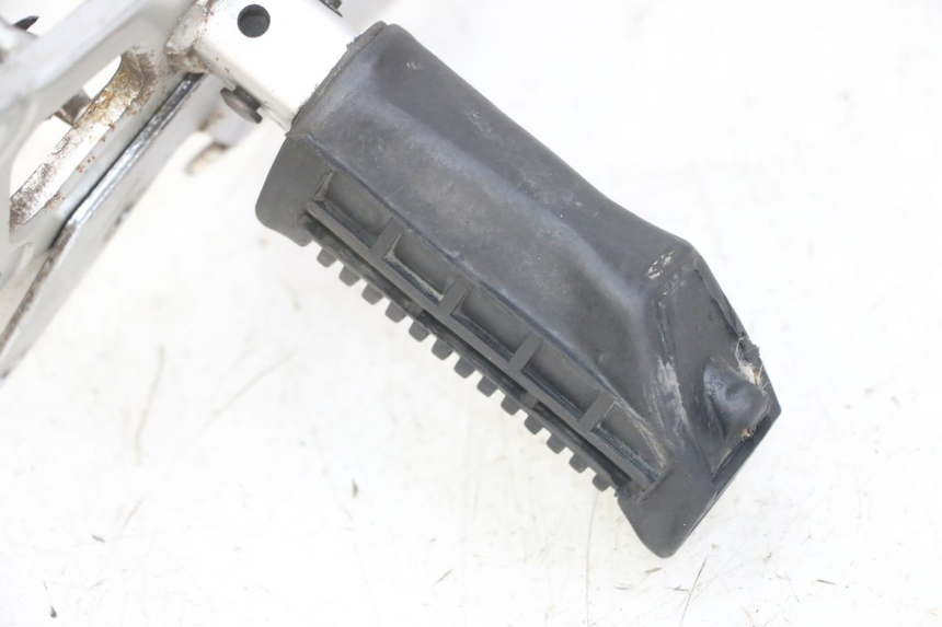 photo de SUPORTE DO DESCANSO DE PÉ DIANTEIRO DIREITO SUZUKI GS GSE 500 (2001 - 2003) - Outro ângulo de visão