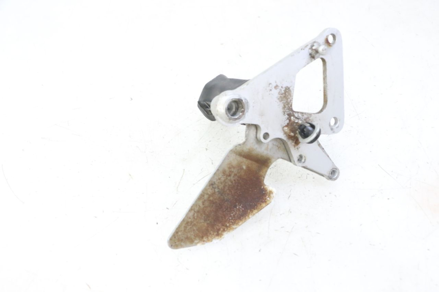 photo de SUPORTE DO DESCANSO DE PÉ DIANTEIRO DIREITO SUZUKI GS GSE 500 (2001 - 2003) - Ampliação técnica