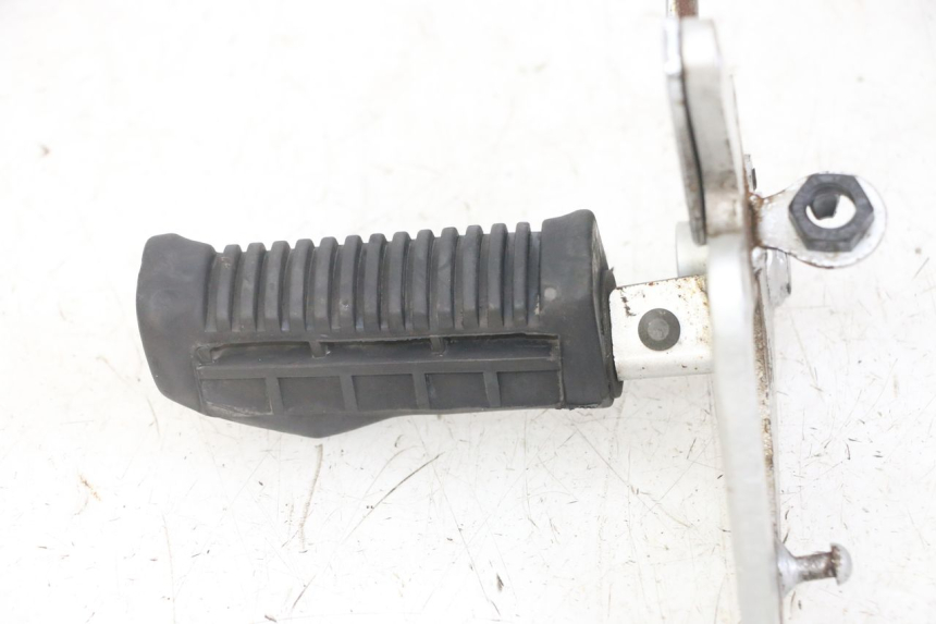 photo de SUPORTE DO DESCANSO DE PÉ DIANTEIRO DIREITO SUZUKI GS GSE 500 (2001 - 2003) - Peça verificada