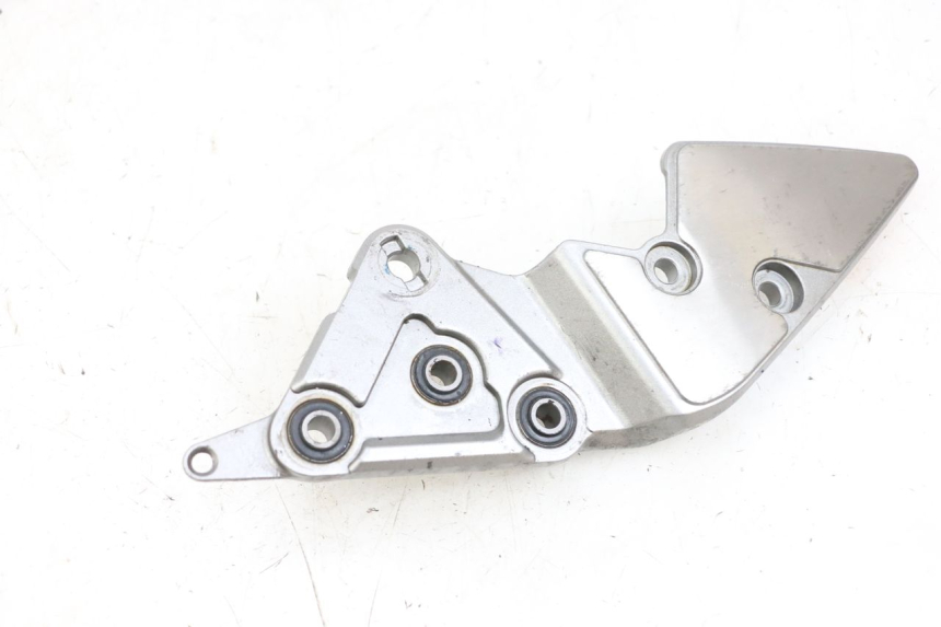 photo de SUPORTE DO DESCANSO DE PÉ DIANTEIRO DIREITO SUZUKI GSF N BANDIT 600 (1996 - 1999) - Detalhe da peça