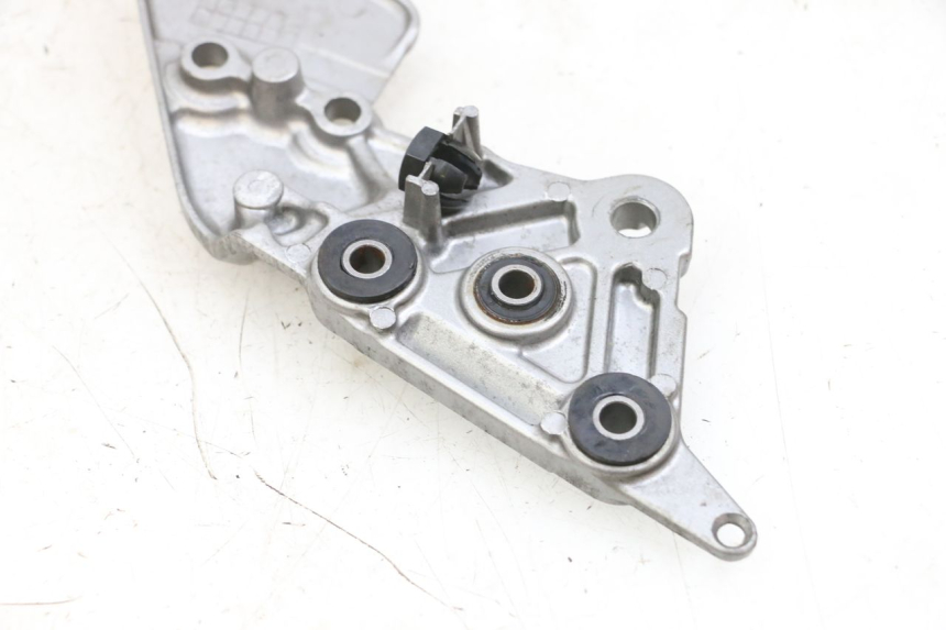 photo de SUPORTE DO DESCANSO DE PÉ DIANTEIRO DIREITO SUZUKI GSF N BANDIT 600 (1996 - 1999) - Outro ângulo de visão