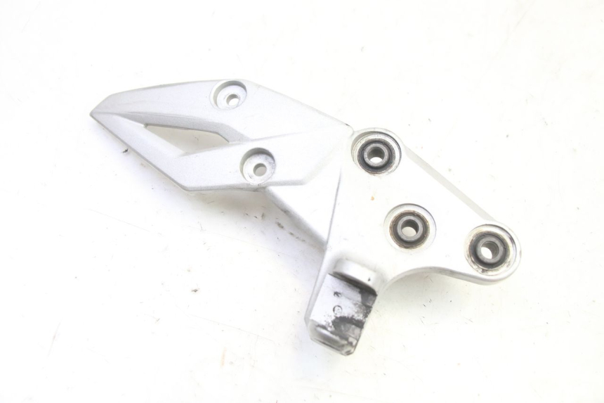 photo de SUPORTE DO DESCANSO DE PÉ DIANTEIRO DIREITO SUZUKI GSR 750 (2011 - 2017) - Vista principal