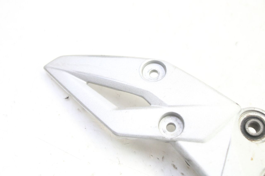 photo de SUPORTE DO DESCANSO DE PÉ DIANTEIRO DIREITO SUZUKI GSR 750 (2011 - 2017) - Detalhe da peça