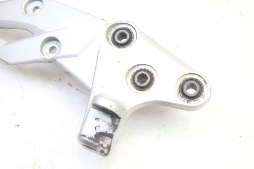 photo de SUPORTE DO DESCANSO DE PÉ DIANTEIRO DIREITO SUZUKI GSR 750 (2011 - 2017) - Zoom do estado de desgaste