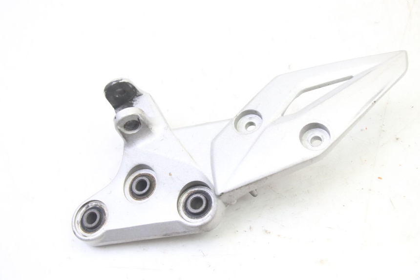 photo de SUPORTE DO DESCANSO DE PÉ DIANTEIRO DIREITO SUZUKI GSR 750 (2011 - 2017) - Outro ângulo de visão