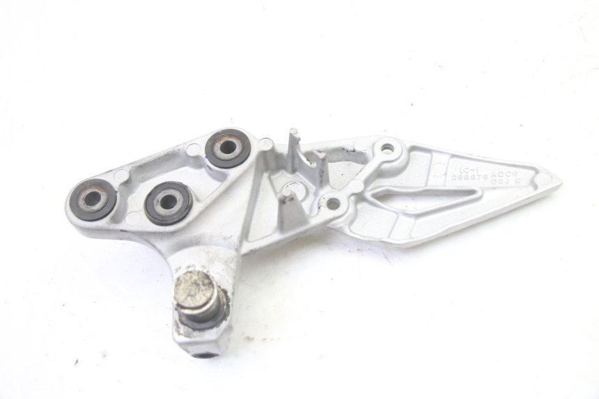 photo de SUPORTE DO DESCANSO DE PÉ DIANTEIRO DIREITO SUZUKI GSR 750 (2011 - 2017) - Ampliação técnica