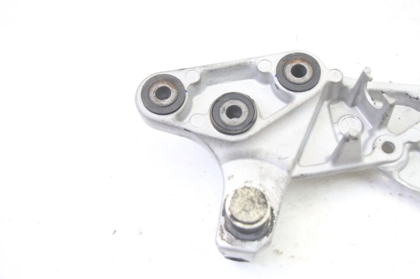 photo de SUPORTE DO DESCANSO DE PÉ DIANTEIRO DIREITO SUZUKI GSR 750 (2011 - 2017) - Vista geral