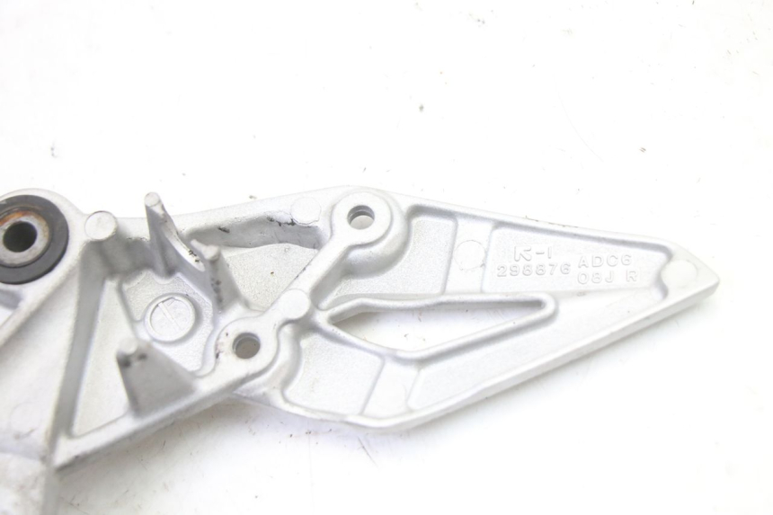 photo de SUPORTE DO DESCANSO DE PÉ DIANTEIRO DIREITO SUZUKI GSR 750 (2011 - 2017) - Pontos de fixação