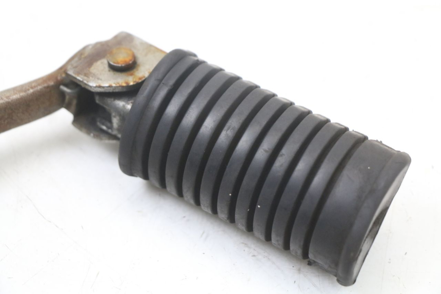 photo de SUPORTE DO DESCANSO DE PÉ DIANTEIRO DIREITO SUZUKI GSX E 250 (1982 - 1983) - Outro ângulo de visão