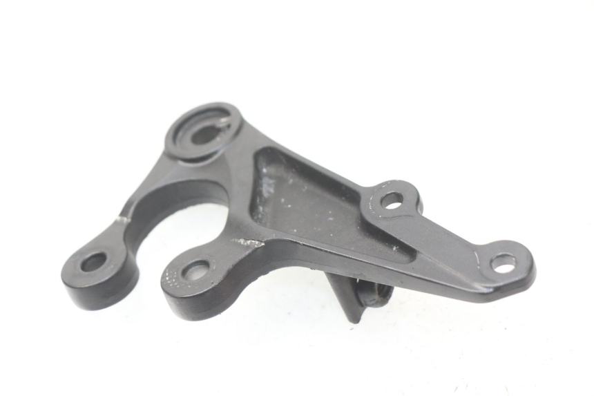 photo de SUPORTE DO DESCANSO DE PÉ DIANTEIRO DIREITO SUZUKI GSX-R GSXR K16 1000 (2012 - 2016) - Detalhe da peça