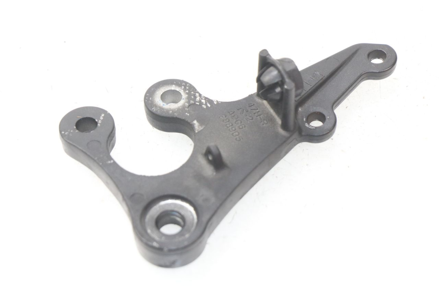 photo de SUPORTE DO DESCANSO DE PÉ DIANTEIRO DIREITO SUZUKI GSX-R GSXR K16 1000 (2012 - 2016) - Outro ângulo de visão