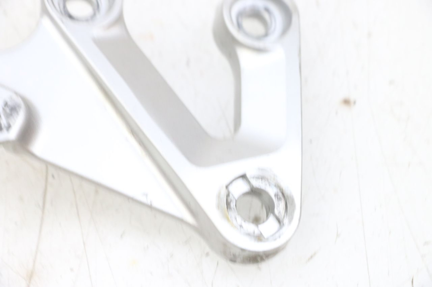 photo de SUPORTE DO DESCANSO DE PÉ DIANTEIRO DIREITO SUZUKI GSXR GSX-R 1000 (2003 - 2004) - Detalhe da peça