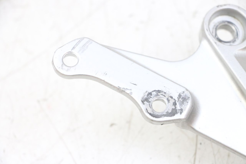 photo de SUPORTE DO DESCANSO DE PÉ DIANTEIRO DIREITO SUZUKI GSXR GSX-R 1000 (2003 - 2004) - Zoom do estado de desgaste