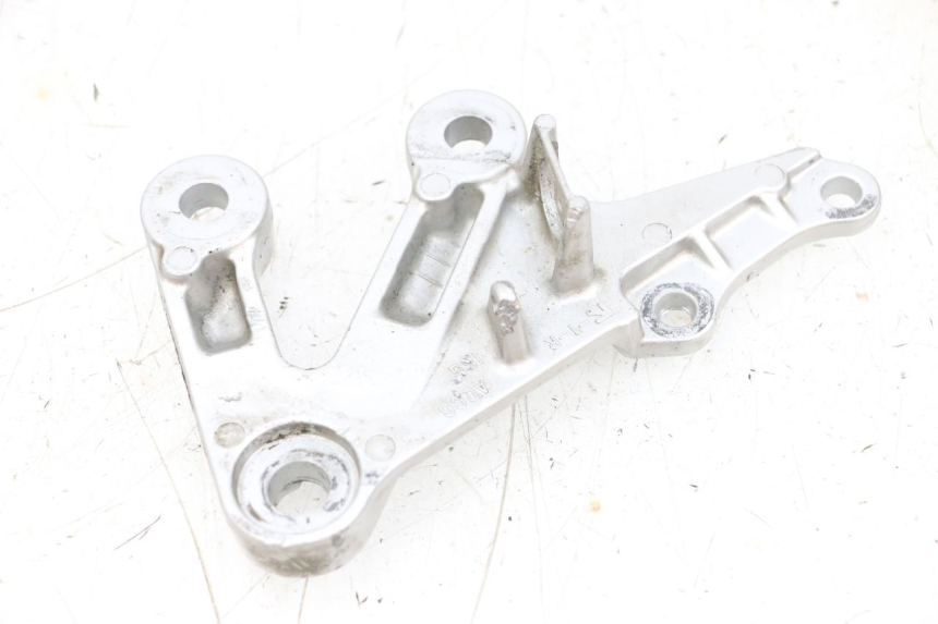 photo de SUPORTE DO DESCANSO DE PÉ DIANTEIRO DIREITO SUZUKI GSXR GSX-R 1000 (2003 - 2004) - Outro ângulo de visão
